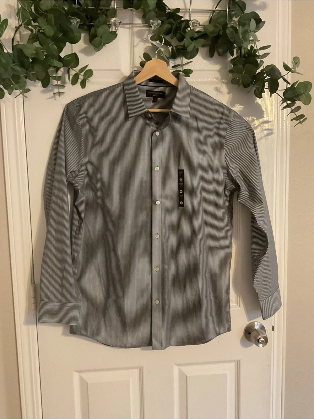 BANANA REPÚBLIC.  Men's Grey Pinstripe Long-Sleeve Shirt - Classic Button-Down